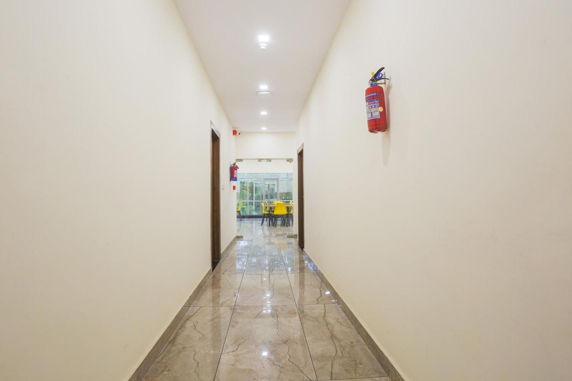 Отель Super Townhouse Vikaspuri Дели Экстерьер фото