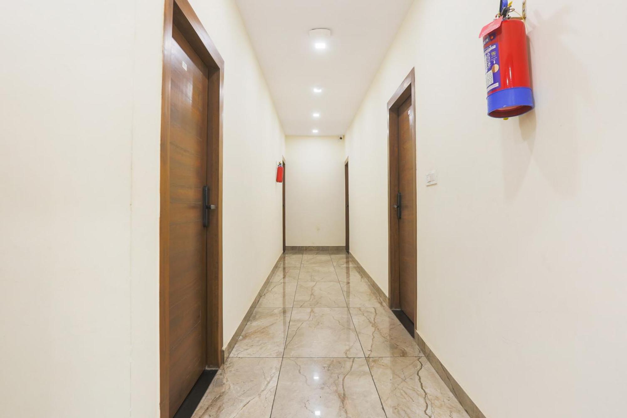 Отель Super Townhouse Vikaspuri Дели Экстерьер фото